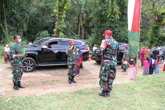 Dandim 0306/50 Kota Letkol Kav Ferry Lahe selaku Dansatgas TNI Manunggal Membangun Desa/Nagari (TMMD/N) ke-111 Kodim 0306/50 Kota menyambut kunjungan kerja tim Wasev ke lokasi TMMD/N, Selasa (22/6) di Nagari Talang Maur, Kecamatan Mungka, Kabupaten Limapu